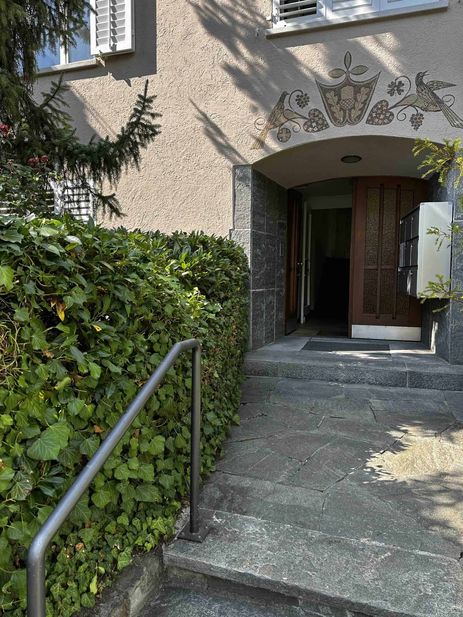Hauswart reinigt Eingangsbereich eines Mehrfamilienhauses in Uzwil – Dalex Immo sorgt für gepflegte Liegenschaften und zuverlässige Hauswartung